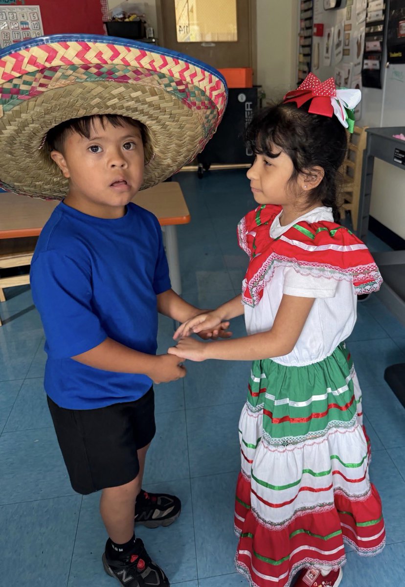 Network10CPS's tweet photo. Dawes ES K-2 students celebrated Hispanic heritage month and had a full house of parents to support them. @ChiPubSchools https://t.co/lbf1r6QBzC
