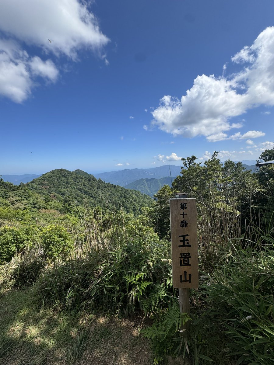 ymmdesu's tweet photo. 神様に呼ばれた人しか辿り着けないと言われる玉置神社へ⛩️

不思議なくらい空気が澄んでいて、特別な場所でした。

ここからまた良い流れになりますように🙏🏻 https://t.co/JAVTgigExO