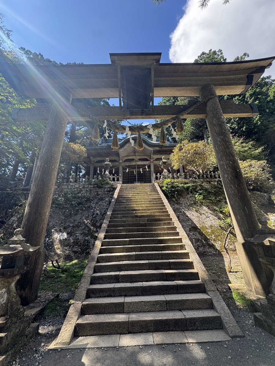 ymmdesu's tweet photo. 神様に呼ばれた人しか辿り着けないと言われる玉置神社へ⛩️

不思議なくらい空気が澄んでいて、特別な場所でした。

ここからまた良い流れになりますように🙏🏻 https://t.co/JAVTgigExO