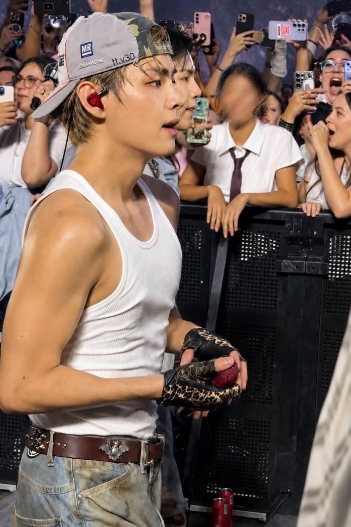 wurlikook's tweet photo. taehyung with backward caps 🫦 https://t.co/Nv1IDj5K7F