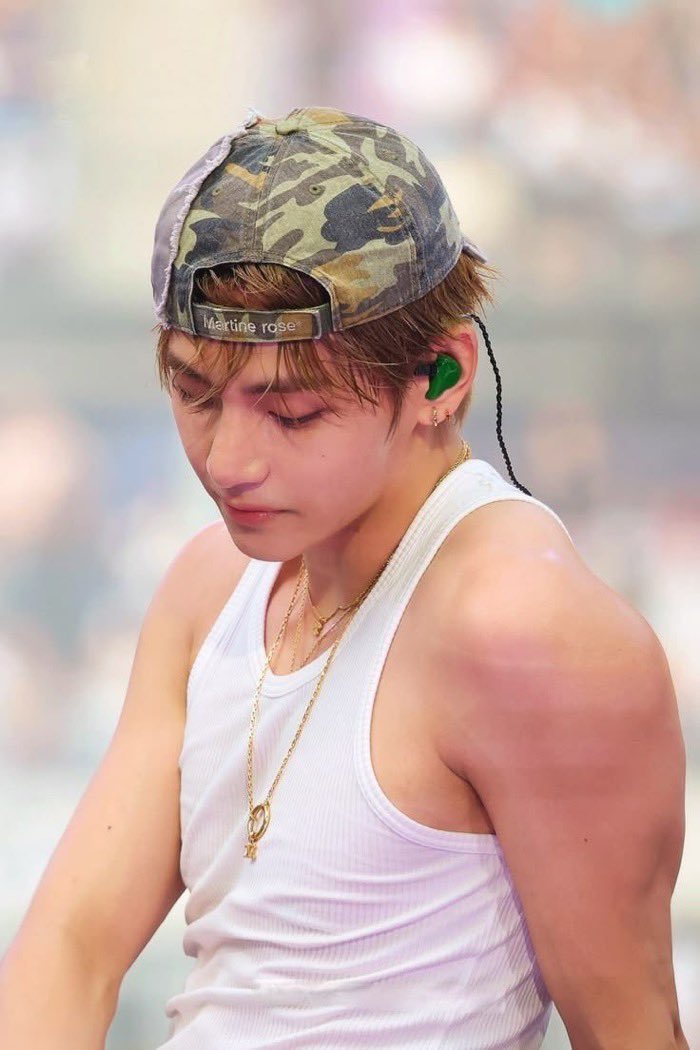 wurlikook's tweet photo. taehyung with backward caps 🫦 https://t.co/Nv1IDj5K7F