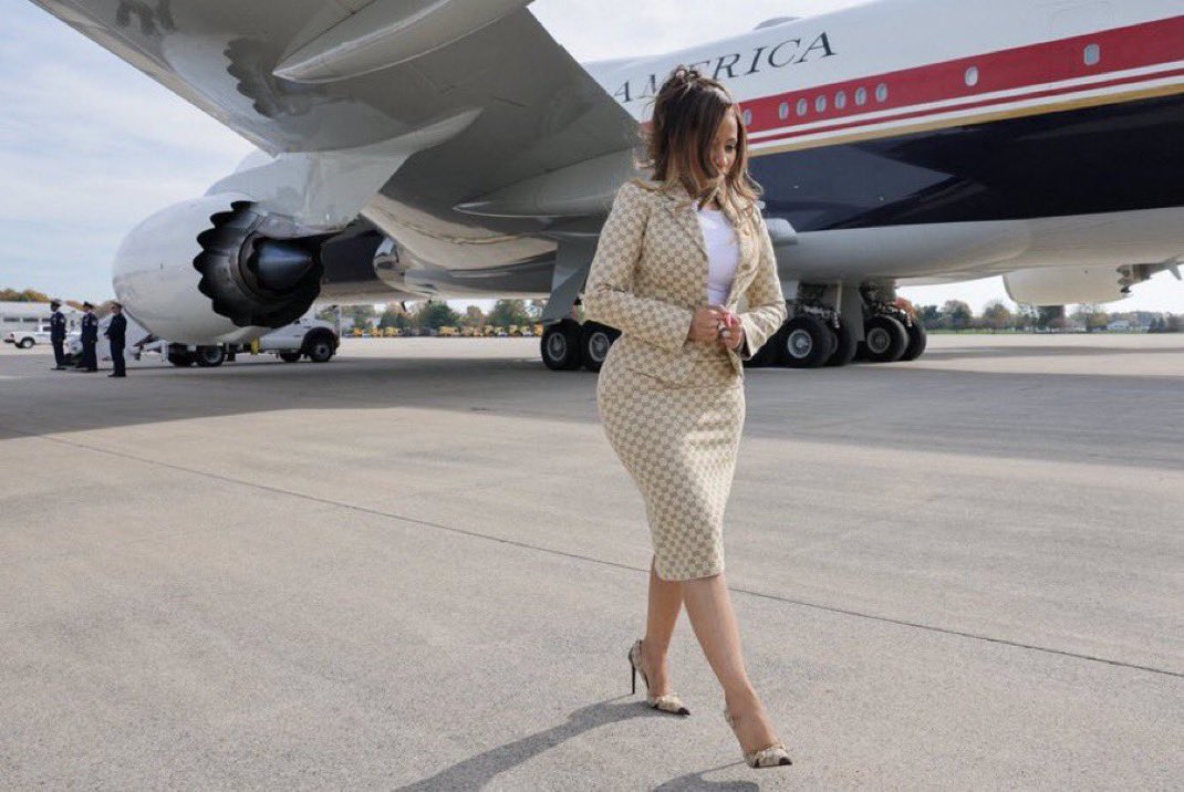 mayaminaj's tweet photo. this picture is beyond iconic. #AirForceOneBARBIE https://t.co/J6snG61o5Z