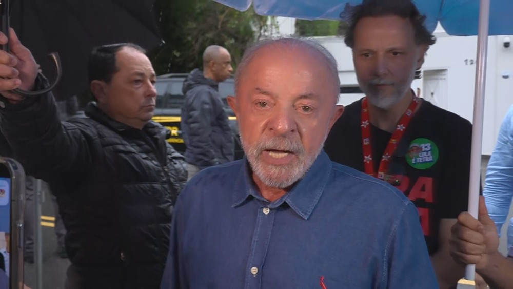 g1's tweet photo. Lula pede que TSE prorrogue horário da votação após denúncias sobre falta de ônibus https://t.co/X0J6VnsLj6 https://t.co/RaQ8Ela4vs