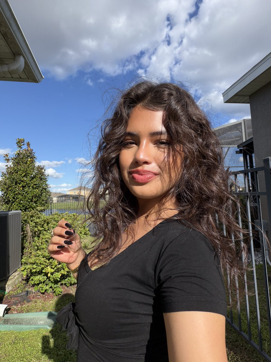 victoriajaimes0's tweet photo. happy sunday! sun is beaminggg https://t.co/5LHBBKCUdz