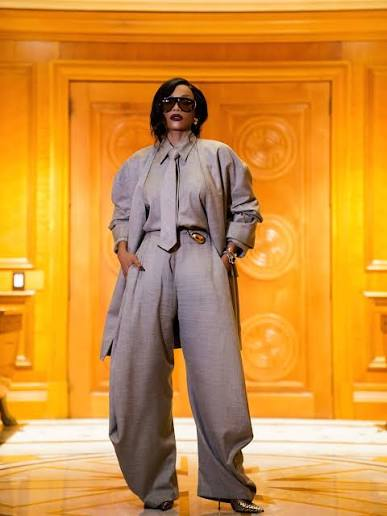 Burnerburnerac5's tweet photo. there's something about women in mihlali's line of work not being able to pull off high fashion and atelier idk man she gives like her surgeon pulled her a bit too tight for halloween than androgenous chic https://t.co/Ige0jPSZs6