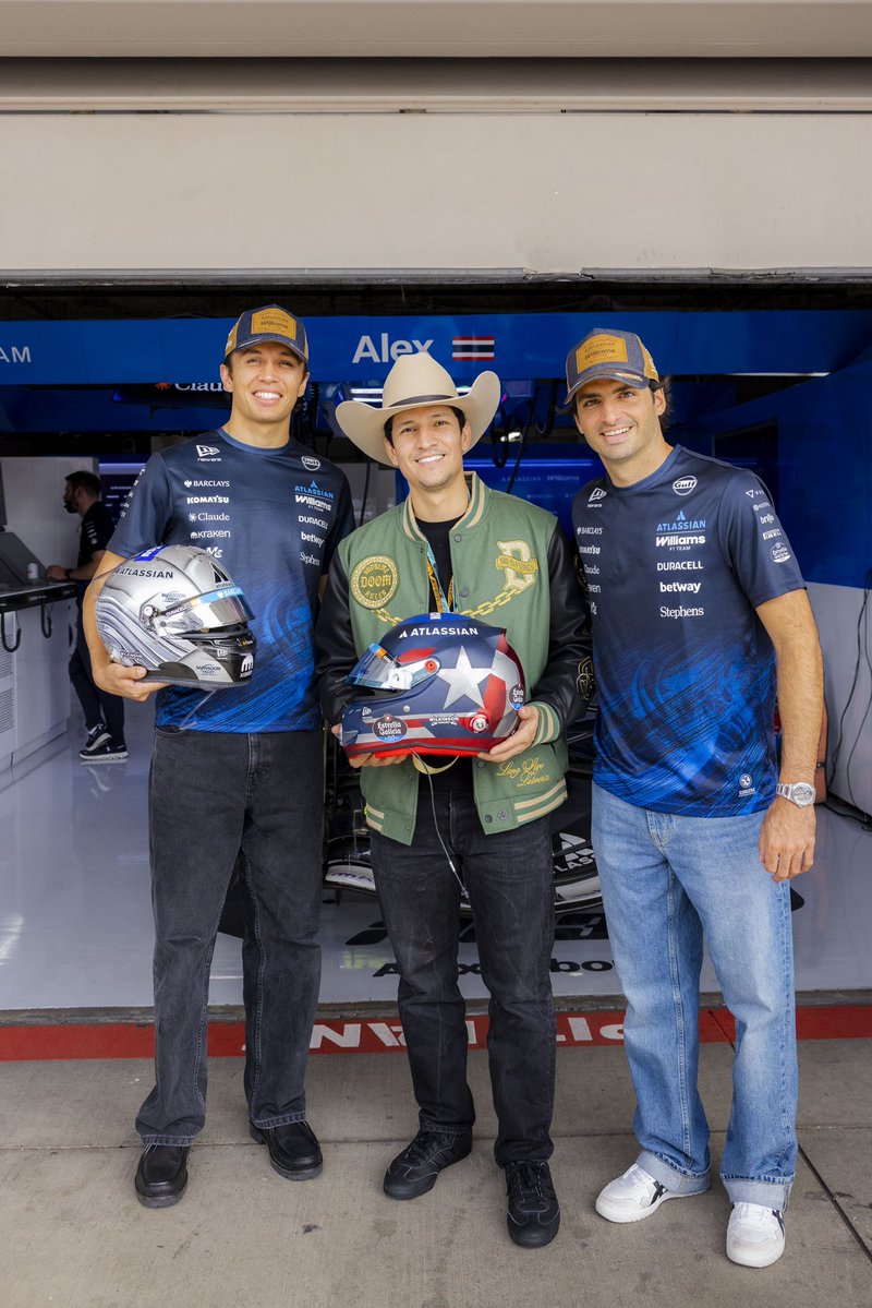 WilliamsRacing's tweet photo. Alex and Carlos meet the Falcon, Danny Ramirez 💙🤝 https://t.co/0pR4F96BrW