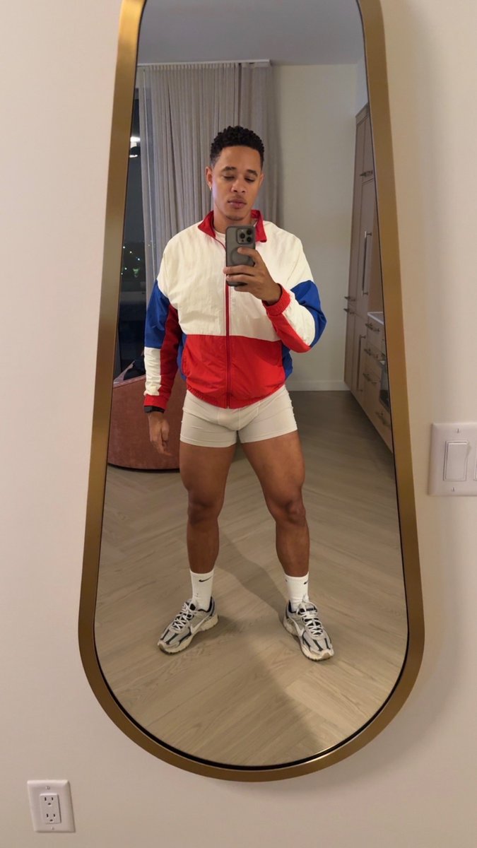 DaVainOne's tweet photo. Yo, we in the lobby where you at 🤳 #HotelMirror 😉 https://t.co/gjfG5yLENO