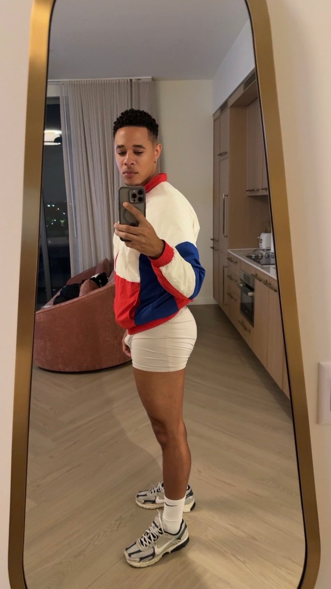 DaVainOne's tweet photo. Yo, we in the lobby where you at 🤳 #HotelMirror 😉 https://t.co/gjfG5yLENO