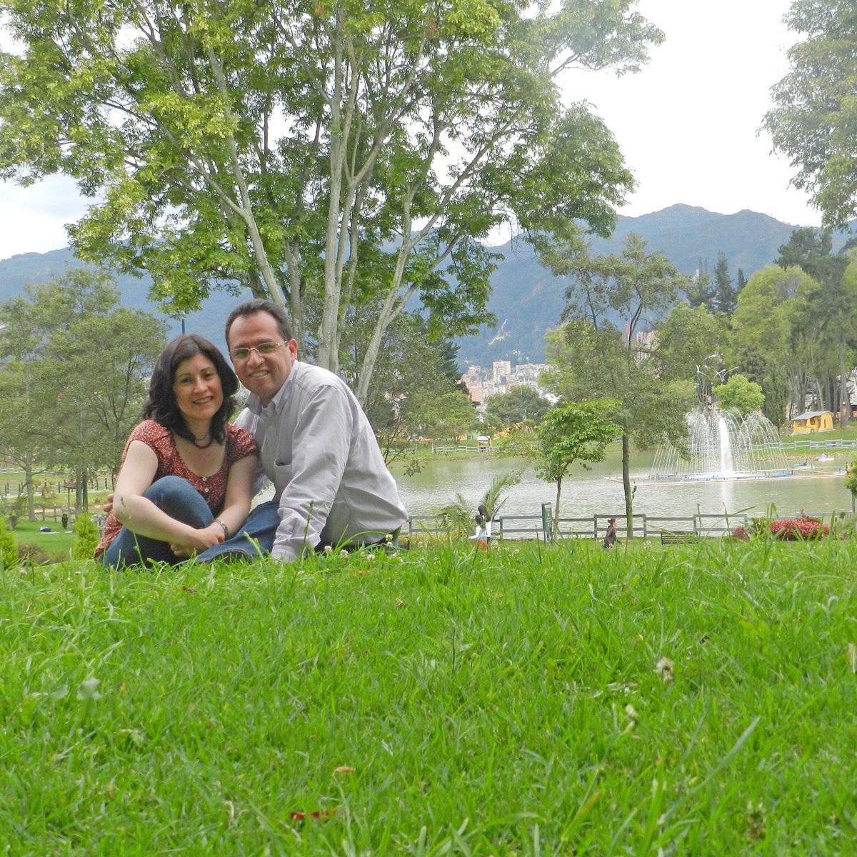 rodolfofrancoud's tweet photo. Esta foto es de 2013, pero por estos días justo en ese mismo lugar en 1996, hace 30 años, le declaraba mi amor a quien unos años luego se convertiría en mi esposa, así que estamos celebrando ya tres décadas juntos 💕
#aniversario #noviazgo #esposos https://t.co/vv8UUmidgV