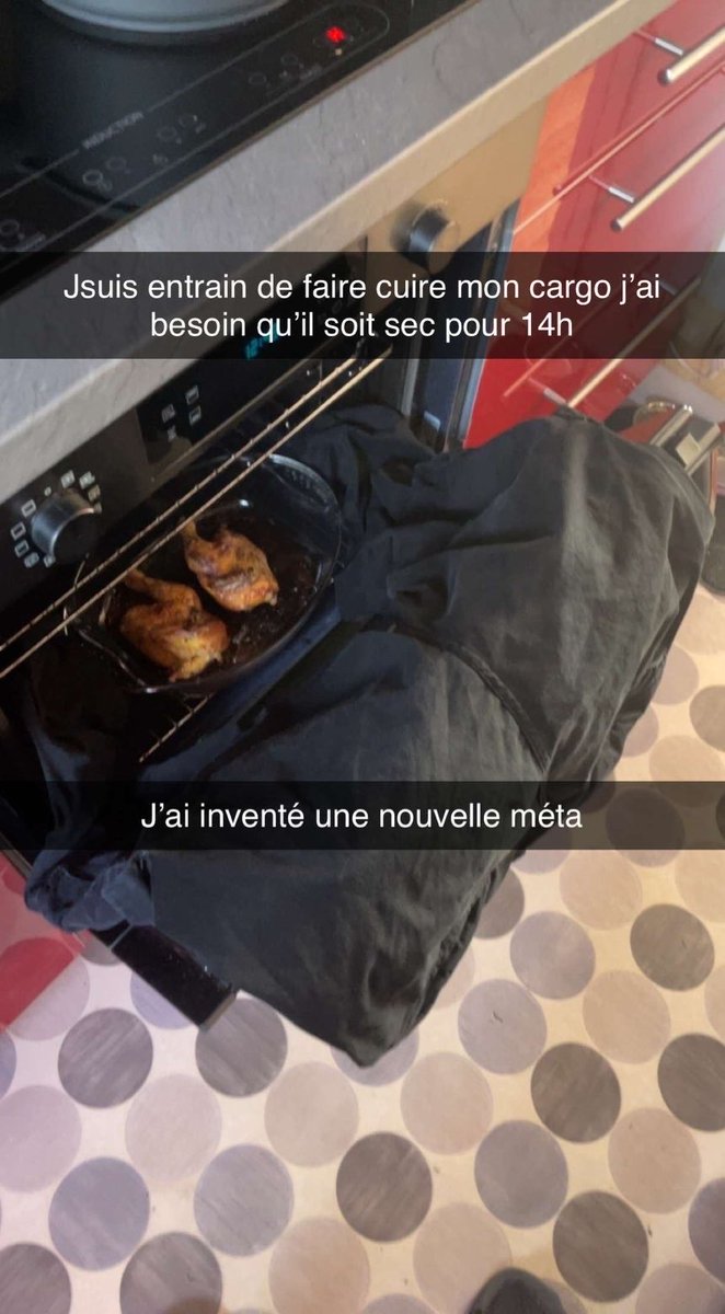 blooodaxxx's tweet photo. Au nom mon zinc il a fait sécher son pantalon dans le four avec le poulet je pleure de rire https://t.co/aoTZW1xAjS