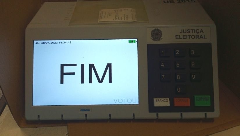 PedroRonchi2's tweet photo. Atenção. Há relatos de desligamentos de energia em bairros nas cidades do Nordeste. Não deixem de ir votar porque as urnas possuem bateria que duram até 12 horas. Espalhem. https://t.co/FJojGOA0AR