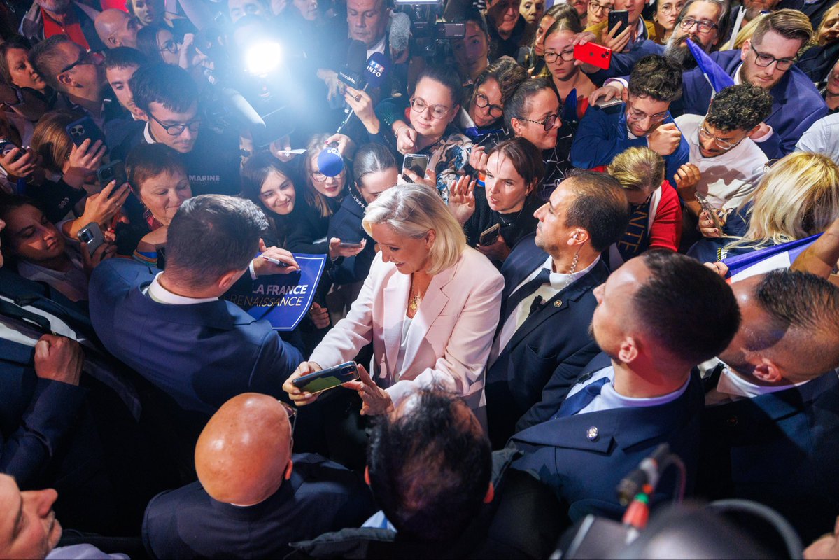 RNational_off's tweet photo. 🫶🏻 Merci Orléans ! Vous étiez plus de 8 500 cet après-midi !

🇫🇷 Rien n’arrête un peuple qui s’est remis à espérer ! Avec Marine à l’Élysée et Jordan à Matignon, la France va renaître et les Français retrouveront leur pays et leur argent !

#Marine2027 https://t.co/YF8CqZjZl3