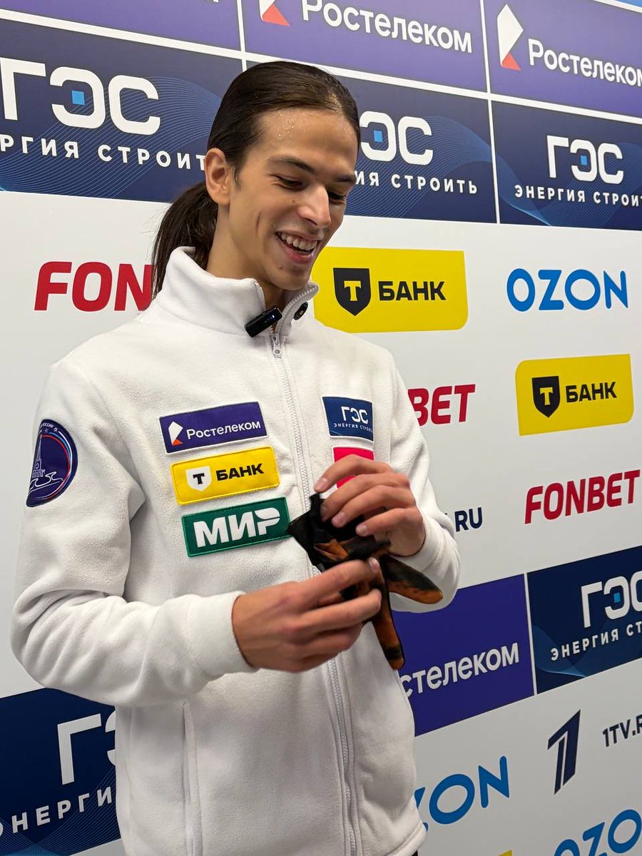 itgret's tweet photo. как можно говорить вообще что петя не радуется за влада и не поддерживает его если он постоянно о нем говорит что-то теплое и хорошее даже когда его не спрашивают 
и таскает перчатки влада но это уже другая история https://t.co/FD3dYDbYMJ