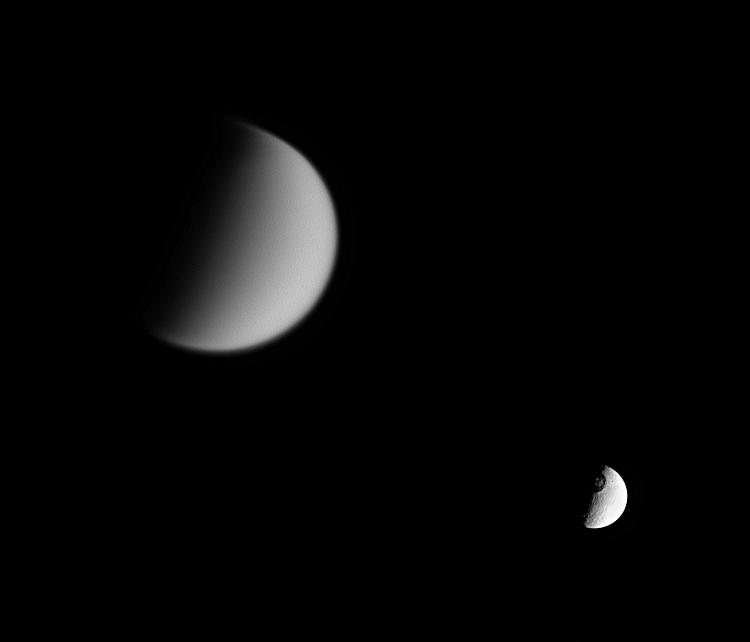 cassini_archive's tweet photo. Tethys and Titan

2006

Cassini looks toward Tethys and its great crater Odysseus, while at the 
same time capturing veiled Titan in the distance at left

Photo: NASA/JPL-Caltech (Cassini-Huygens). https://t.co/KtMYTlGlaR