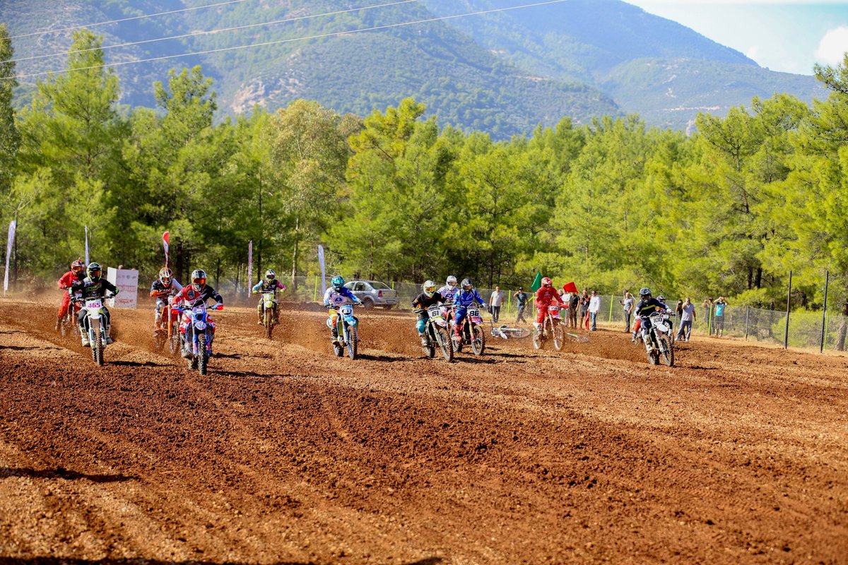 trtsporyildiz's tweet photo. 🏍️ Türkiye Motokros Şampiyonası'nda Sezon Fethiye'de Tamamlandı

🏁 Şampiyonanın 6. ve son ayak yarışları, Muğla'nın Fethiye ilçesinde 30 ilden 112 sporcunun katılımıyla gerçekleştirildi.

🏆 Organizasyonda 12 kategoride birinciler belli oldu. https://t.co/sj4pL1Ibn0