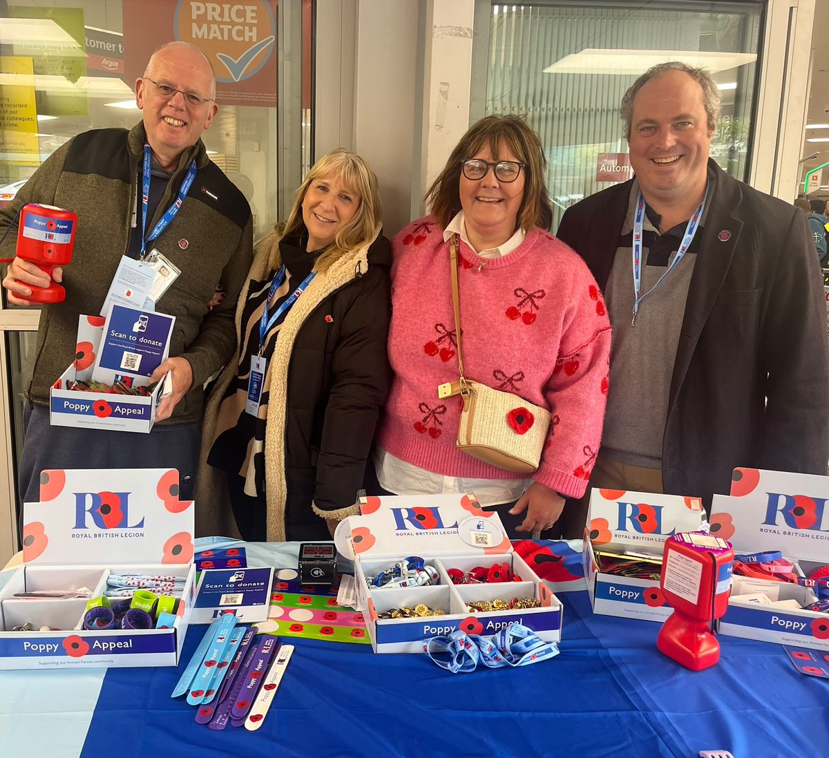 AlexWilsonAM's tweet photo. Huge thank you to so many folks in South Woodford today for your generosity and support for @PoppyLegion https://t.co/8muohyqVpz