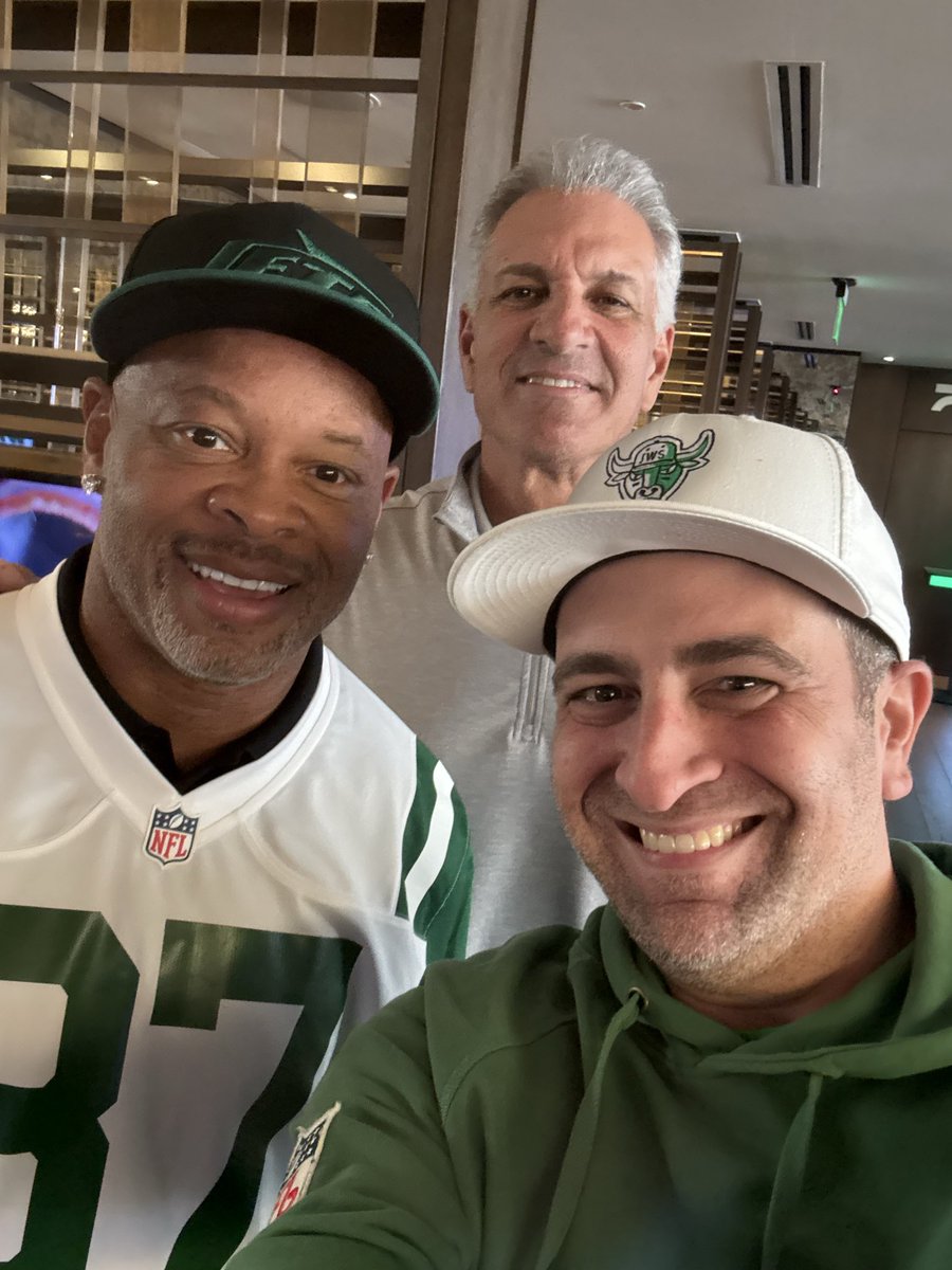 HowieLongShort's tweet photo. Look at these fuckin' legends. ✈️ https://t.co/IksjRnaGFa