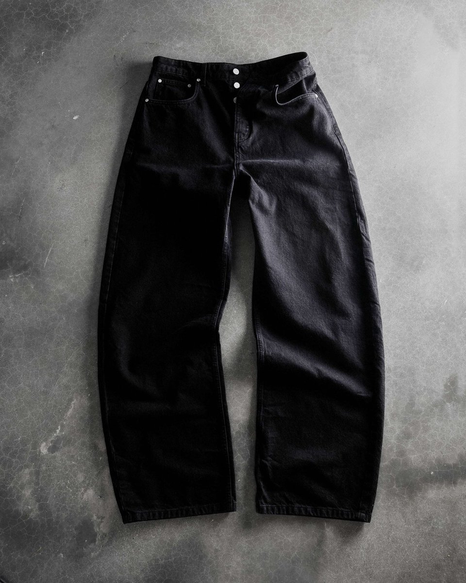 representclo's tweet photo. Fall Winter '26 Drop 2 sees the arrival of the R5 Curve Jean in Jet Black.

A focus on shape and proportion, with a distinctive curved leg construction, relaxed fit and subtly faded finish.

Full collection available now online &amp; in-stores. https://t.co/Zn4zM1kKYW