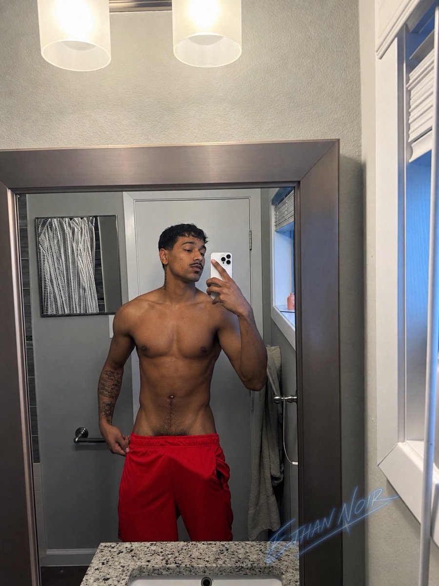 Itsethannoir's tweet photo. Third leg https://t.co/BAYZHWKOxF