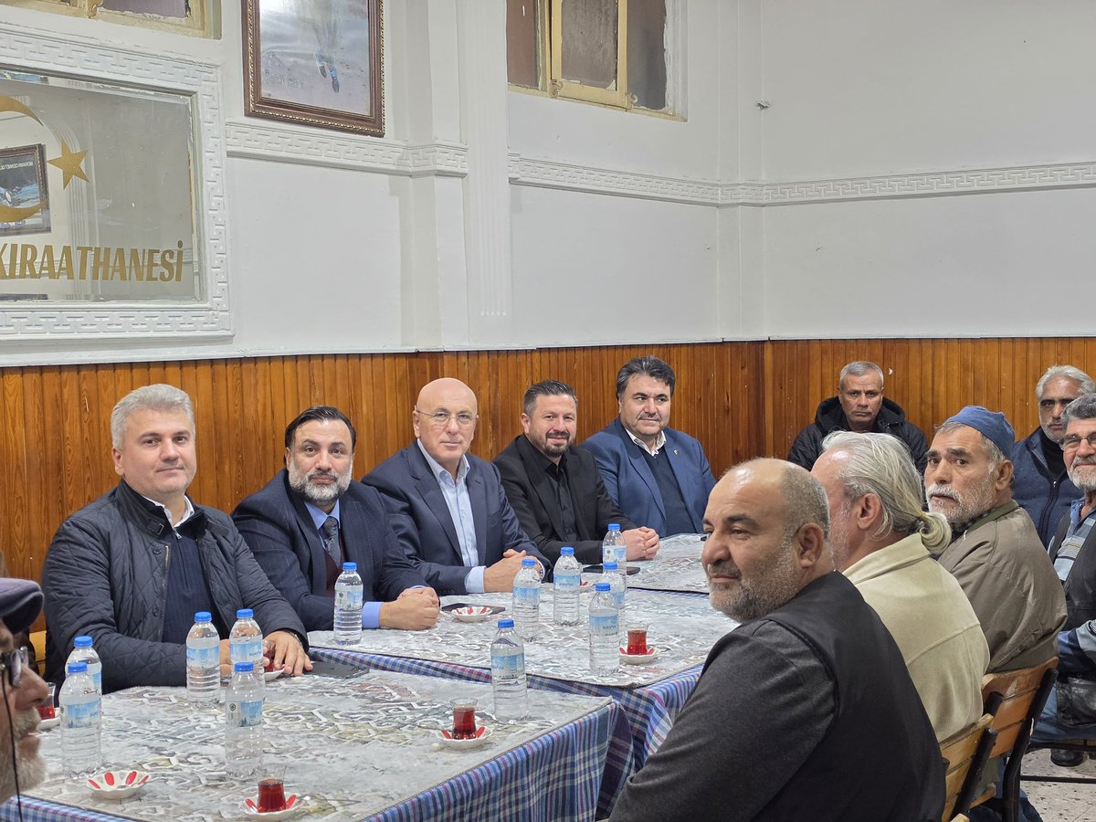 ma_balikesir's tweet photo. 📍Ebubekir Mahallesi
Havran İlçemiz Ebubekir mahallemizde kahvehane ziyaretinde bulunarak hemşehrilerimizle bir araya geldik, mahalle sakinlerimizin dilek ve temennilerini yerinde dinledik. Gece gündüz demeden hemşehrilerimiz ile gönül köprüleri inşa etmeye devam ediyoruz. https://t.co/NUtDN3MAwo