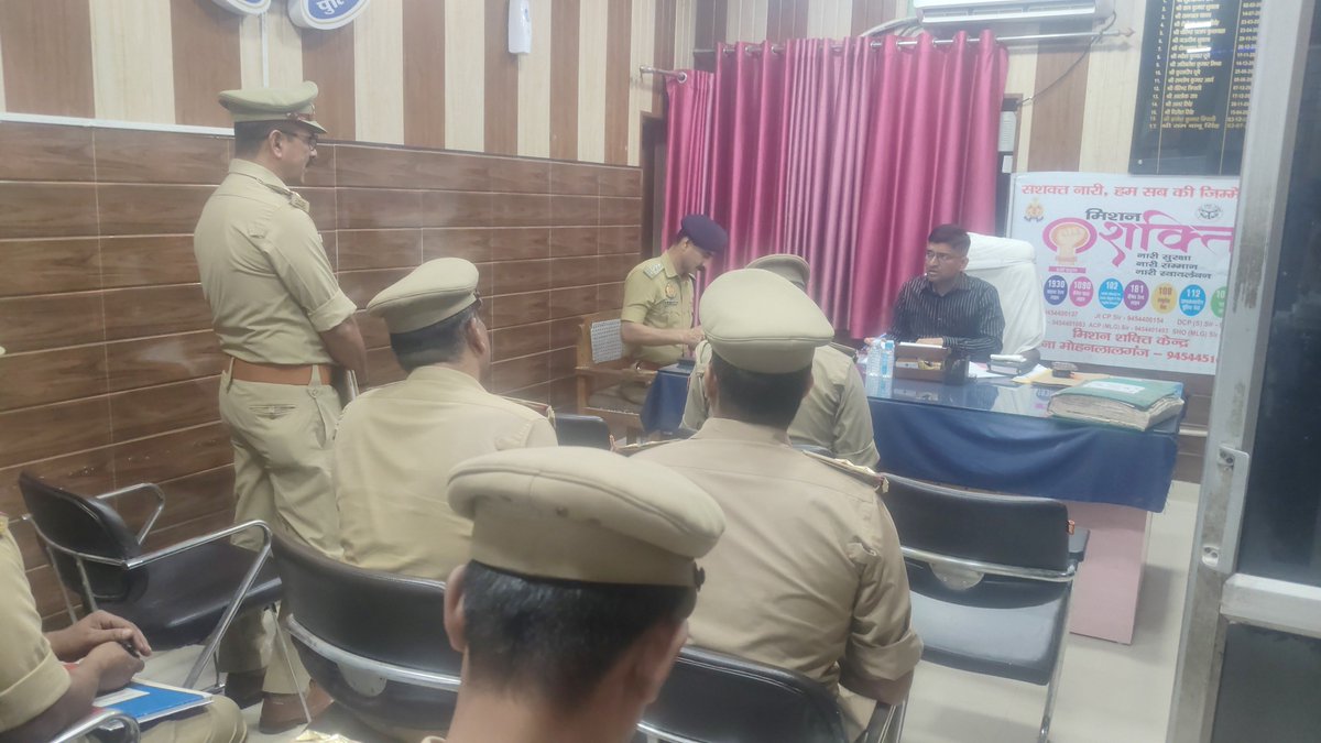 DCP_South's tweet photo. @DCP_South @IPSMdMustaque द्वारा थाना मोहनलालगंज का आकस्मिक निरीक्षण किया गया।निरीक्षण के दौरान थाने पर नियुक्त विवेचको का ओआर लिया तथा थाना कार्यालय के अभिलेखों के रख-रखाव,साइबर हेल्प डेस्क,जीडी कार्यालय,मिशन शक्ति केन्द्र,परिसर आदि का निरीक्षण कर सम्बन्धित को निर्देश दिये गये। https://t.co/Sv9N7H8ECm