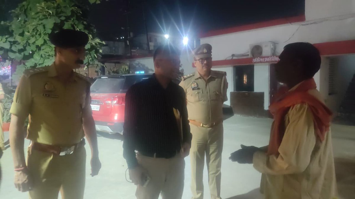 DCP_South's tweet photo. @DCP_South @IPSMdMustaque द्वारा थाना मोहनलालगंज का आकस्मिक निरीक्षण किया गया।निरीक्षण के दौरान थाने पर नियुक्त विवेचको का ओआर लिया तथा थाना कार्यालय के अभिलेखों के रख-रखाव,साइबर हेल्प डेस्क,जीडी कार्यालय,मिशन शक्ति केन्द्र,परिसर आदि का निरीक्षण कर सम्बन्धित को निर्देश दिये गये। https://t.co/Sv9N7H8ECm