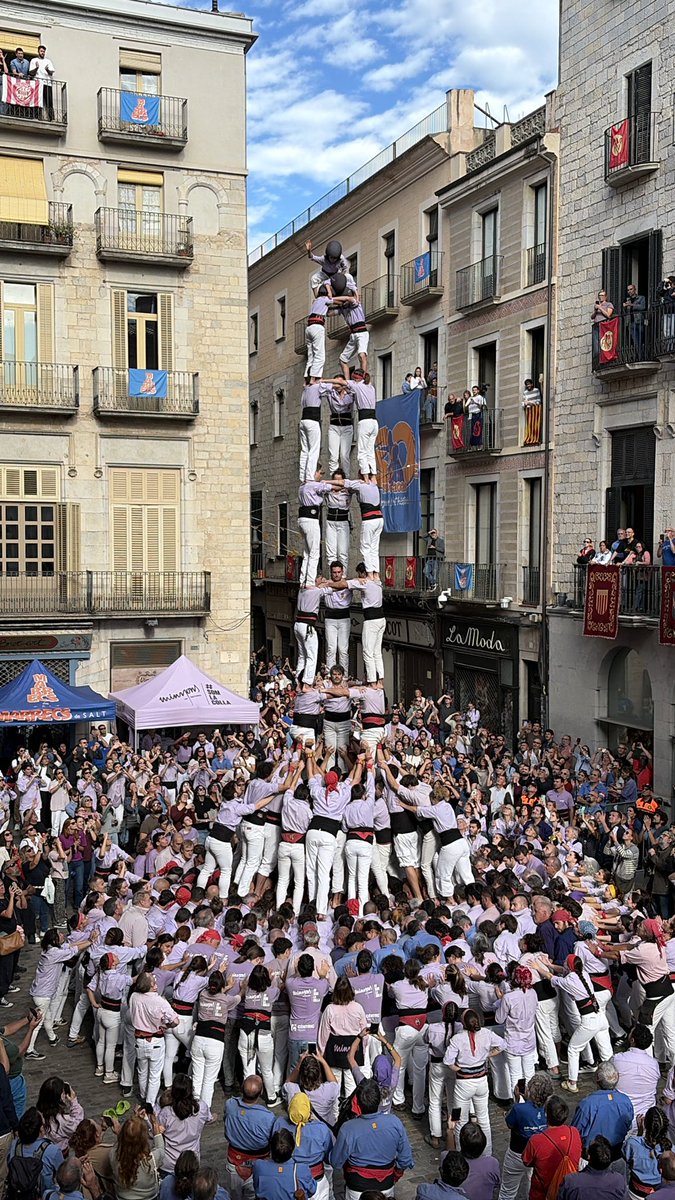 Minyons's tweet photo. Aquest migdia hem actuat a les Fires de Sant Narcís a Girona, on hi hem fet:

✅ Pde4cam, (i)3de10fm, 4de9f, 3de9f, 5de8, Pde6, 2Pde5+2Pde4

Moltes gràcies @Marrecs i @capgrossos pel bon ambient i per l’ajuda a les pinyes!

#castells #TardorMalva #terrassa #forçamalva #somlacolla https://t.co/sDcoC63MFt