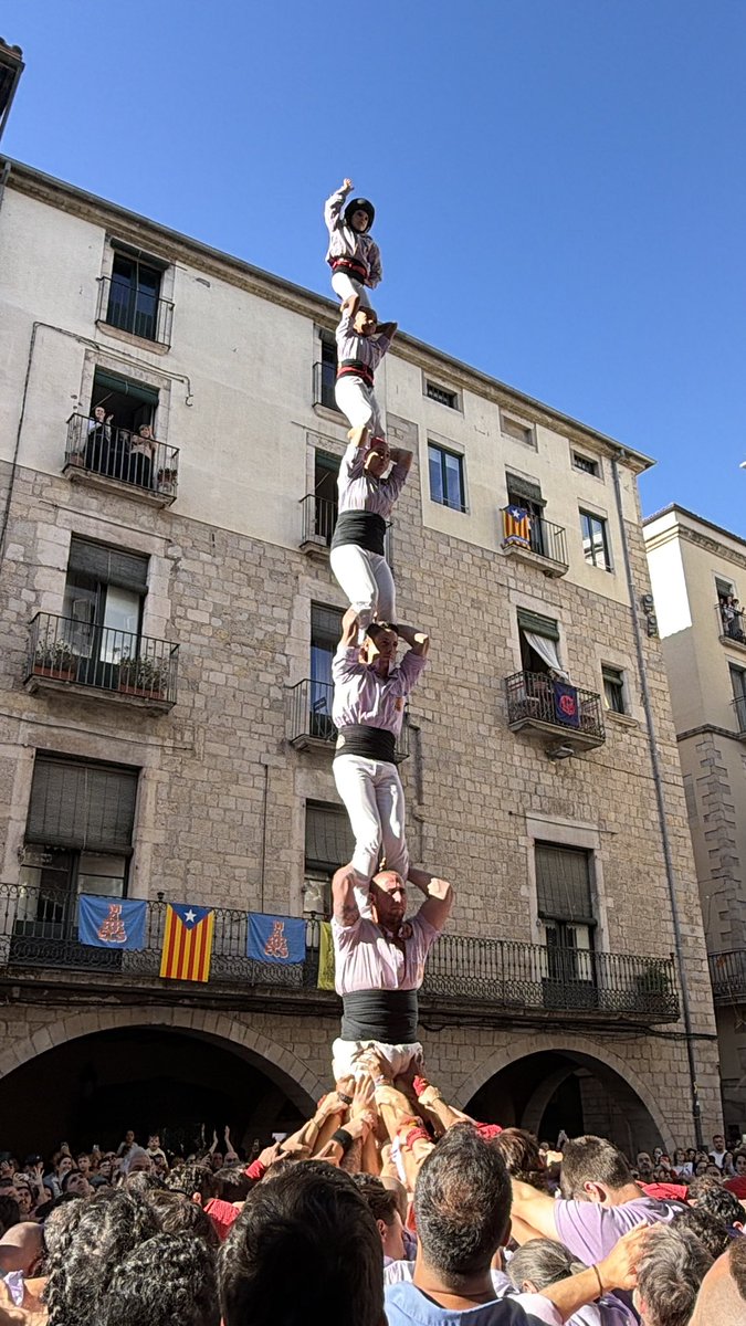 Minyons's tweet photo. Aquest migdia hem actuat a les Fires de Sant Narcís a Girona, on hi hem fet:

✅ Pde4cam, (i)3de10fm, 4de9f, 3de9f, 5de8, Pde6, 2Pde5+2Pde4

Moltes gràcies @Marrecs i @capgrossos pel bon ambient i per l’ajuda a les pinyes!

#castells #TardorMalva #terrassa #forçamalva #somlacolla https://t.co/sDcoC63MFt