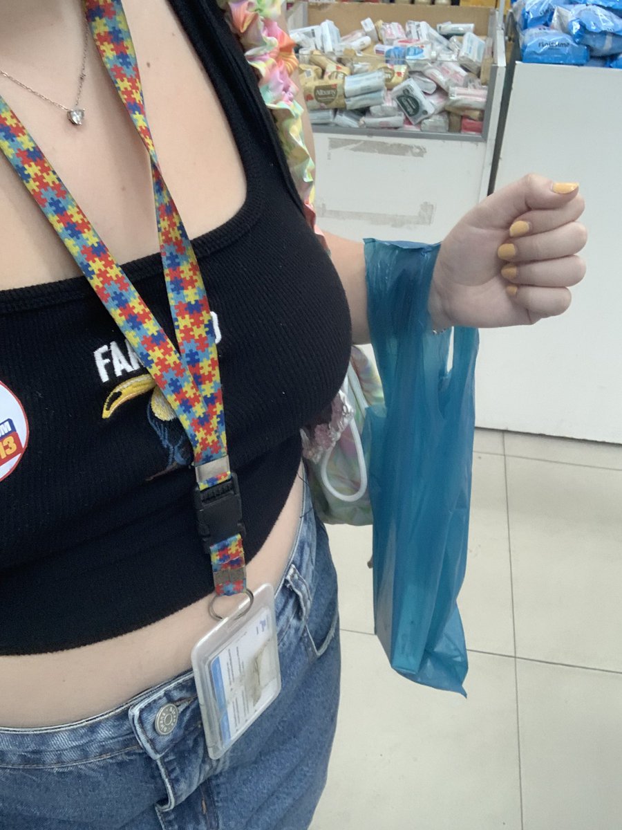 nanandegs's tweet photo. >vou votar 13 chorando pós briga familiar sobre política
> retiro duas caixas do meu remédio pela farmácia popular
>faço o L https://t.co/xWhOQrJMAh