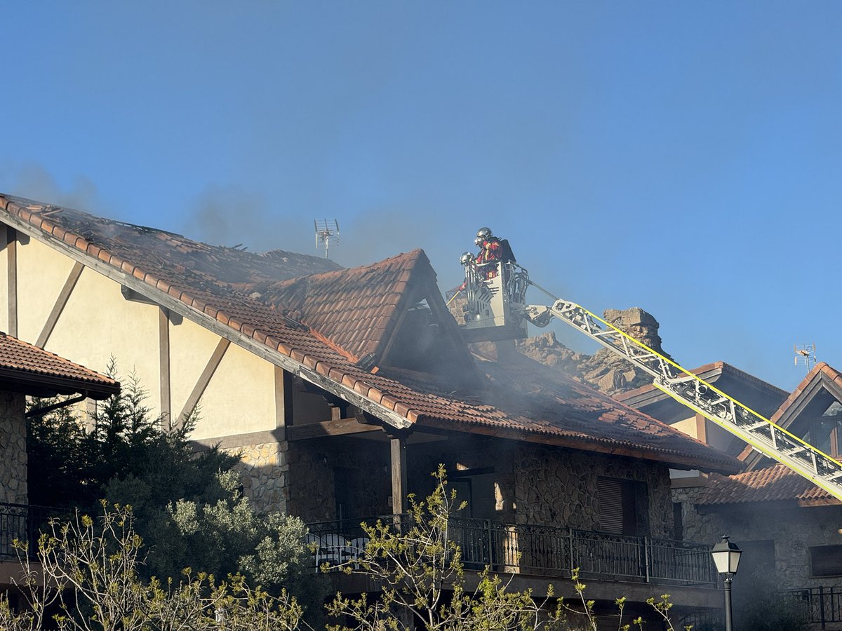 112cmadrid's tweet photo. 🔥 Este otoño antes de encender la chimenea, recuerda: 

➢ Limpieza anual y uso de leña seca.

➢ Distancia de seguridad con muebles y materiales inflamables.

➢ No dejar el fuego encendido sin supervisión, sobre todo por la noche.

#BomberosCM
#ASEM112 https://t.co/bGKP7YAjSr