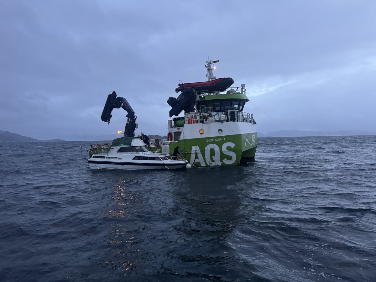NSSR's tweet photo. #Redningsskøyta «Elias» ble i ettermiddag kalt ut av @HRSSorNorge for å bistå en daycruiser som hadde fått motorstopp og drev mot land. Båten tok inn vann til tross for lensing. Et fartøy i nærheten heiset fartøyet på dekk for å unngå forlis og miljøskade. https://t.co/0r03X6Y94M