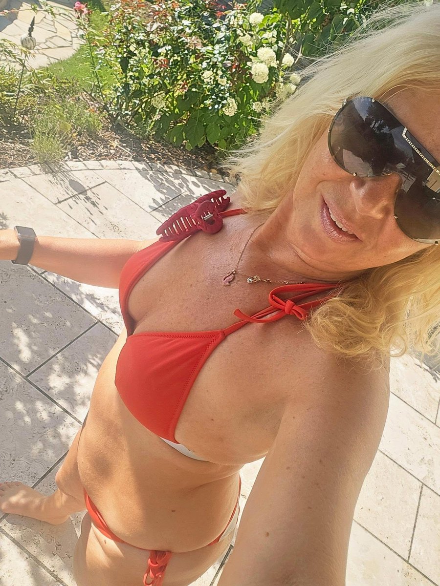 SimoneFlX's tweet photo. Best you’ve had — tell mommy https://t.co/p3NWClitPV https://t.co/ZKqG5gwNYl
