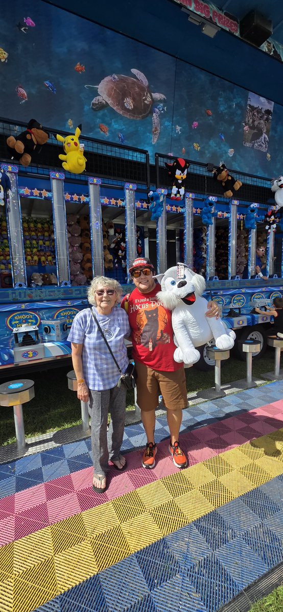 WayHaughtElf's tweet photo. Mom won the carnival game and I picked out a giant husky. Its bigger than Waverly lol https://t.co/fOT5oqTc0i