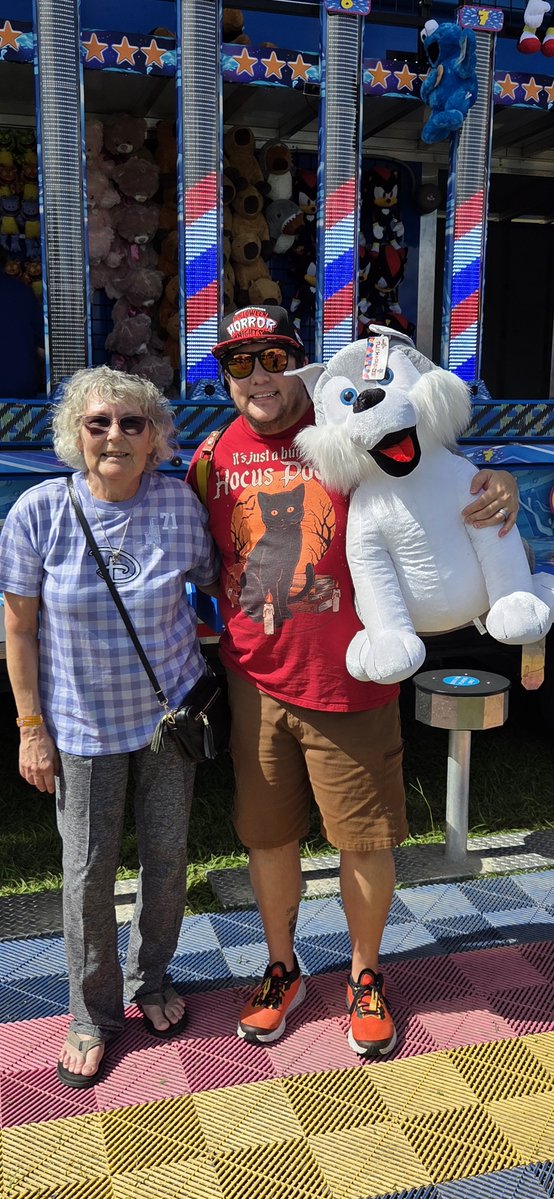 WayHaughtElf's tweet photo. Mom won the carnival game and I picked out a giant husky. Its bigger than Waverly lol https://t.co/fOT5oqTc0i