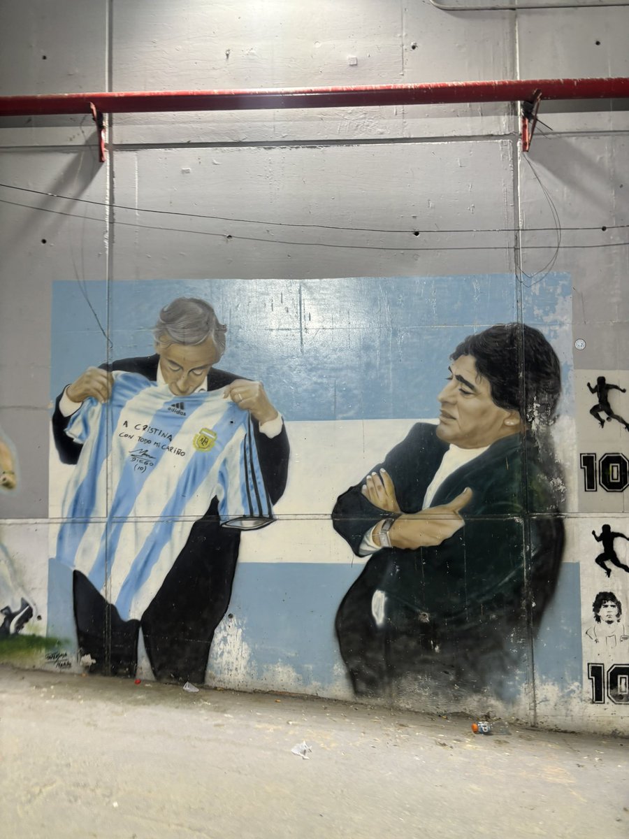sstillwyou's tweet photo. que bts haya tocado en un estadio que tenga este mural… river nunca podria https://t.co/1zNFJneKUn