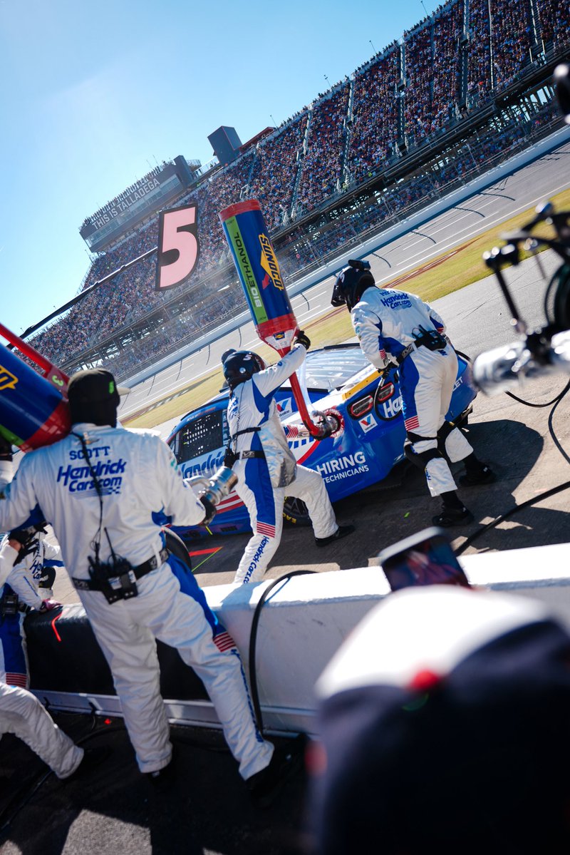 TeamHendrick's tweet photo. In &amp; out. https://t.co/RK6IrgNuCC