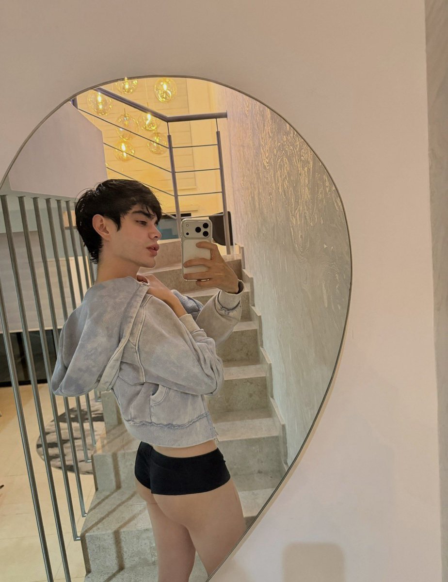 ddaintyx's tweet photo. I like my sweater https://t.co/JuZvXPtWjv