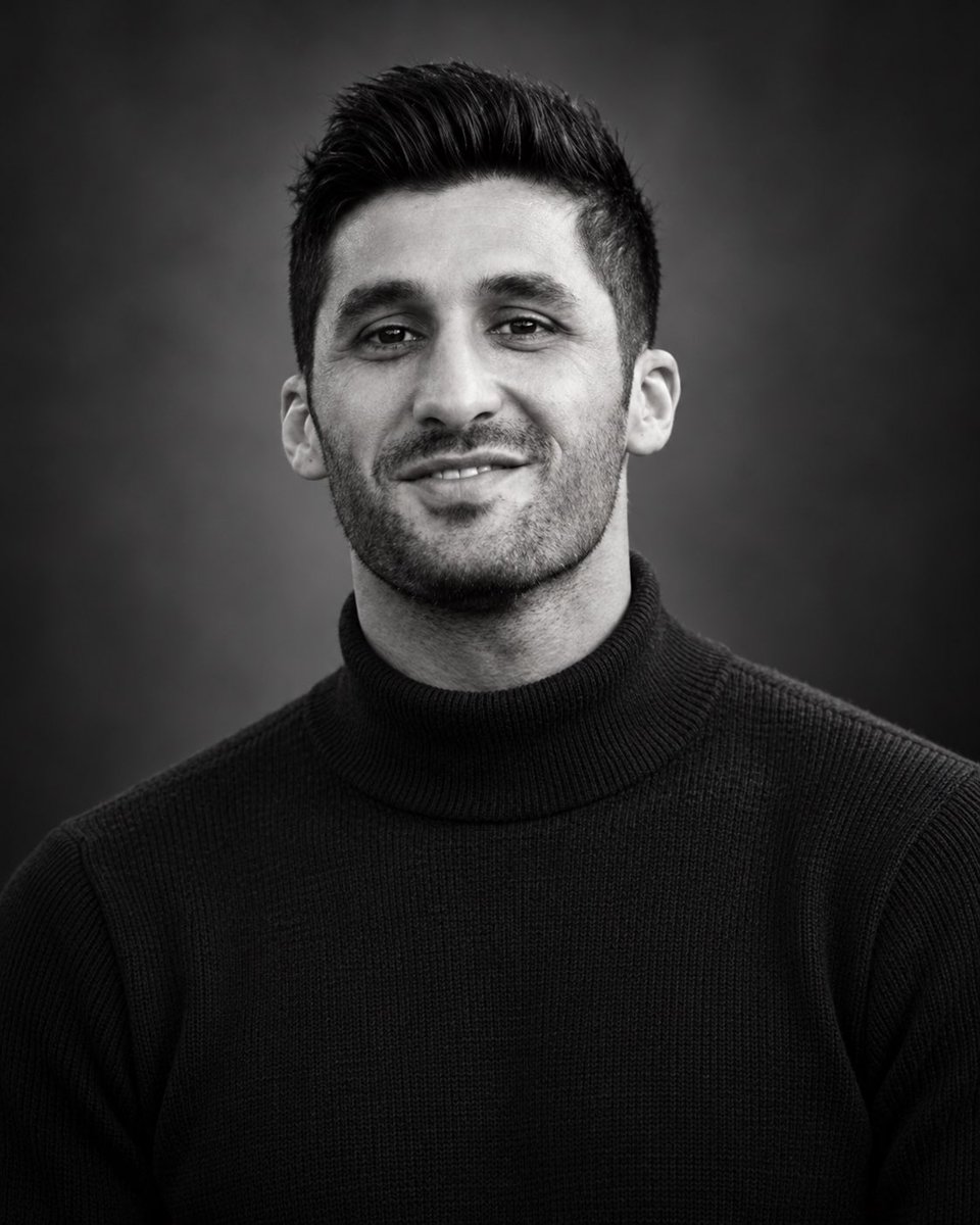 nida_banou's tweet photo. Rashid Mazaheri, ehemaliger Torwart der iranischen Nationalmannschaft, sitzt im Zentralgefängnis von Urmia. Sein Verbrechen? Er hat sich gegen die Islamische Republik aufgelehnt und seine iranische Identität verteidigt.

Im Februar 2026 veröffentlichte er ein Bild, das Ali Khamenei mit dem Teufel verglich.

Dazu schrieb er: „Khamenei! Wisse, dass deine Herrschaft über dieses göttliche Land zu Ende gegangen ist.“

Wenige Tage später, am 28. Februar, war Khamenei tot. Doch Mazaheris Verfolgung dauert an.

Seine Frau berichtet von Folter, Drohungen und dem Versuch, ihn zu einer Reueerklärung zu zwingen. Er soll erneut in Isolationshaft gekommen sein, nachdem er gegen die Herabwürdigung von Ferdowsi, Babak Khorramdin und anderen historischen Persönlichkeiten Irans protestiert hatte.

Mazaheri erklärte:

„Wo auch immer ich bin, ob im Gefängnis der Islamischen Republik oder irgendwo anders auf der Welt – ich bin stolz auf meine Herkunft. Ich werde nicht zulassen, dass meine Identität und meine Wurzeln infrage gestellt werden.“

Mazaheris Geschichte steht beispielhaft für den Mut und den Patriotismus eines Volkes, das seine jahrtausendealte Kultur gegen eine islamistische Herrschaft verteidigt, die ihm seit 47 Jahren ihre Ideologie aufzwingt.

Doch das Ringen um die kulturelle Eigenständigkeit Irans reicht historisch viel weiter zurück – bis zu den Umbrüchen nach der arabisch-islamischen Eroberung im 7. Jahrhundert.

Babak Khorramdin führte bewaffneten Widerstand gegen das Abbasidenkalifat. Ferdowsi bewahrte mit seinem Schahnameh die persische Sprache und das kulturelle Erbe des vorislamischen Irans. Jeder auf seine Weise.

Der iranische Freiheitskampf ist deshalb weit mehr als ein Aufstand gegen politische Unterdrückung. Er ist ein Kampf um unsere Geschichte, unsere kulturelle Identität und das Recht, über die Zukunft unseres Landes selbst zu entscheiden. Für viele ist „Javid Shah“ zum Ausdruck dieses nationalen Befreiungswillens geworden.

Und wenn meine Landsleute im Iran rufen „Das ist die letzte Schlacht, Pahlavi wird heimgebracht“, dann meinen sie damit wirklich die letzte Schlacht. Der Iran wird sich danach komplett vom Islam (nicht nur von der Scharia) befreit haben. 

Rashid Mazaheri erinnert uns daran, worum es im iranischen Freiheitskampf im Kern geht: um ein Volk, das sich weigert, seine Geschichte, seine Würde und seine Zukunft einer fremdbestimmten Ideologie zu überlassen.

Man kann Menschen ihrer Freiheit berauben. Aber man kann sie nicht dazu zwingen, zu vergessen, wer sie sind. Schon gar nicht eines der ältesten Völker der Welt. 

Payandeh Iran!
#JavidShah! 

♥️