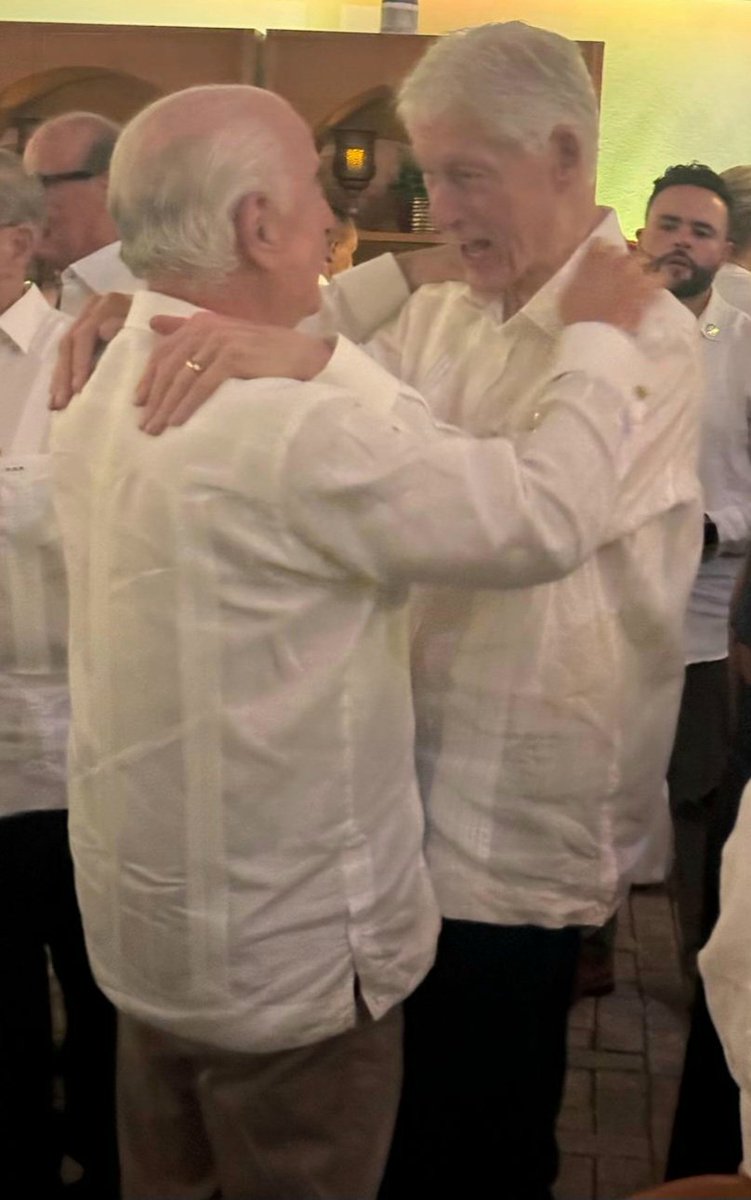 AndresPastrana_'s tweet photo. Grato encuentro con mi buen amigo el expresidente Bill Clinton en el cumpleaños de  Frank Rainieri en #PuntaCana, #RepúblicaDominicana. https://t.co/hWXHKw9IX5