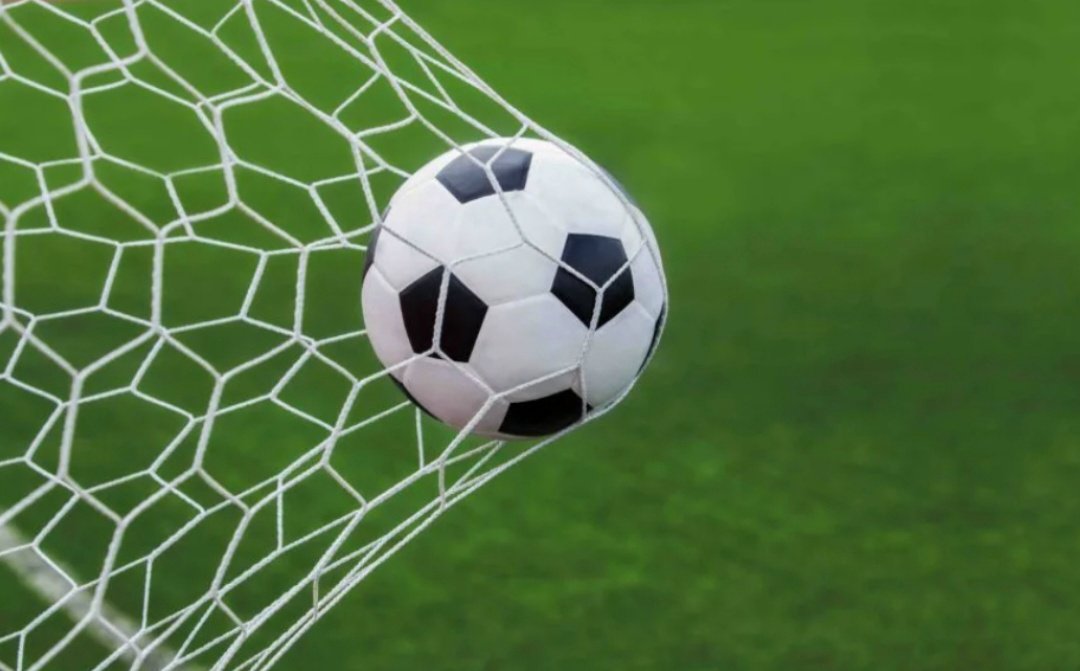 ZomerSnurkje's tweet photo. De afgelopen speelronden in de #eredivisie, heb ik zeker 15 "afstandschoten" hoog over het doel zien gaan. Wordt daar niet op getraind? Die gasten verdienen heel veel geld, maar een afstandschot.....#psvfey #necgro #forexc #vanBommel #fcupec #gaetel #azatwe https://t.co/BLUYo4DtcI