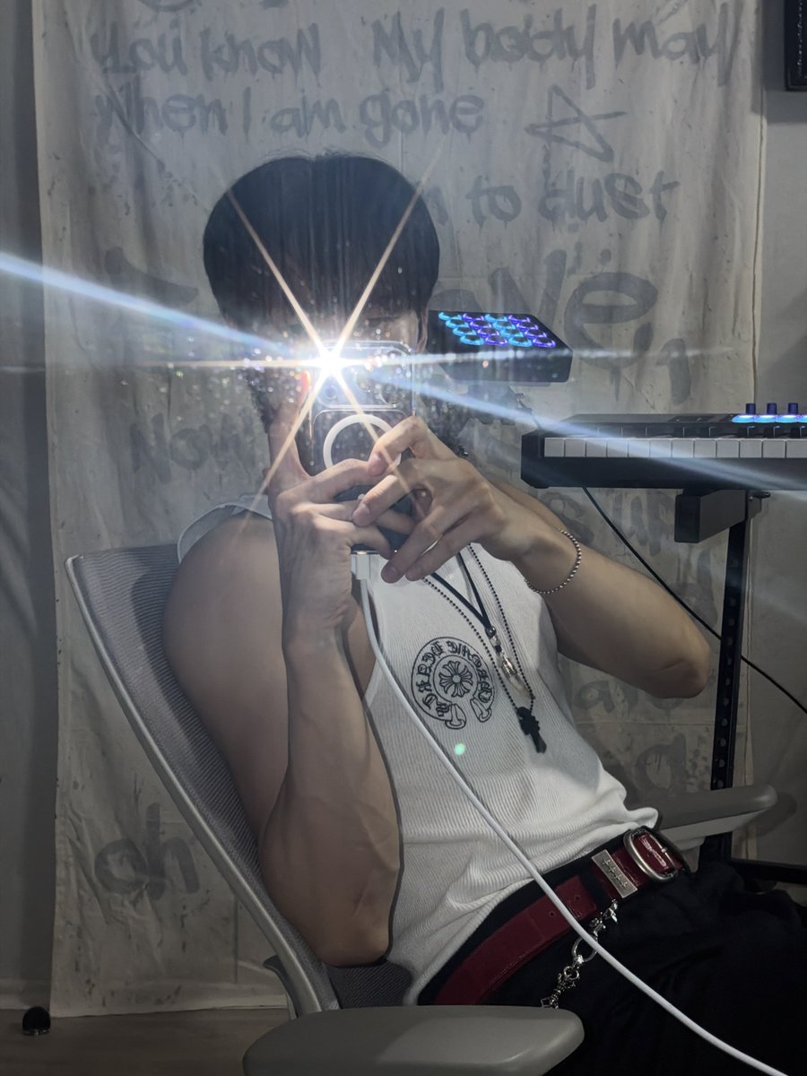 odechhichi's tweet photo. #katasumi 251026 23.44 kst
🦊 📷
🦊 📷
🦊 📷
🦊 katanya kalo ngesetting aperture di iphone 18 terus dibuat mirror selfie pake flash, katanya bakal ngebentuk bintang jadi gue cobainn
🦊 urutannya 1.8 / 2.8 / 4
🦊 pas pake 1.48 hasilnya ngeblurr jadi gak gue pakee https://t.co/WJKaaKyQ55
