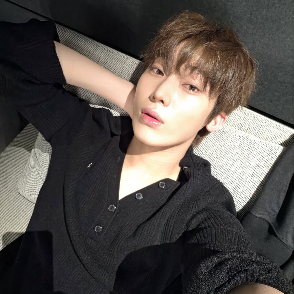 enhypenweverse's tweet photo. [ #선우’s DM ] 261025

🦊: Hello~~ (cute tone)
🦊: [Pictures]
🦊: You spent today well right~
🦊: Nowadays I'm spending the day similarly kekeke
🦊: Right comeback preparation
🦊: It's been awhile [since I wore] that cap right
🦊: I did wash my hair though..
🦊: Ridiculous [Eol-taeng]
🦊: MEP:TANG
🦊: Kekekekekekekekekekekekeke
🦊: That was a good rhyme
🦊: You're doubting if we're [actually] doing a comeback? Kekeke
🦊: If you keep looking then you're going to find out~
🦊: Since it's a year-end comeback it does feel a bit hectic indeed
🦊: I should do heart preparation in advance
🦊: Woah but it's already year-end
🦊: Time is fast really..
🦊: This year feels very unusually fast
🦊: My early 20s, let's end it well until this year
🦊: Now its mid [20s]
🦊: Ha but it's really unbelievable honestly..
🦊: Just because [everyone is] ageing up doesn't mean everyone is an adult indeed
🦊: I'm curious about my 30 years old self
🦊: Even if I become 30 years old you will still watch over me right?
🦊: Right that's a relief
🦊: I want to remember this moment forever
🦊: This moment where I'm promoting at 24 years old and these moments where I was 18 years old debuting and continue promoting
🦊: Oh suddenly the feels are bursting
🦊: I hope everything always remain as good memories
🦊: Thank you
🦊: Really
🦊: Kekekekekeke I'm not crying
🦊: Later if the tears come out I will sob kekeke nowadays I feel like I'm kind of that style
🦊: Currently reserving [tears] kekekekeke
🦊: I remember before when I did live and did try not to cry [challenge]
🦊: The memory of I got flustered because I cried when I really didn't know that I would cry 
🦊: Later I should do it one more time when I do live kekeke
🦊: Today I'm going to sleep early too
🦊: You've worked hard~~ 🫶
🦊: Sleep well ❤️

@ENHYPEN_members @ENHYPEN #ENHYPEN #엔하이픈 #SUNOO