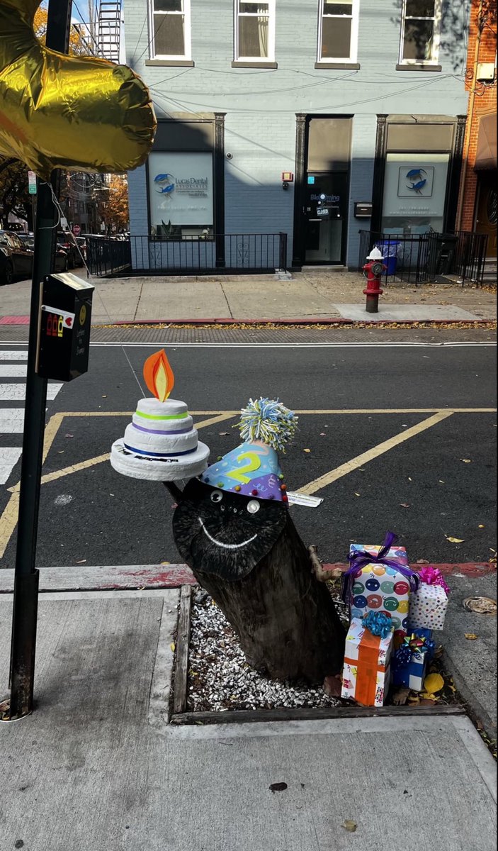 ddofinternet's tweet photo. There’s a famous tree stump in New Jersey named “Stumpy” that gets decorated once a month. https://t.co/GmC1T9BYxC