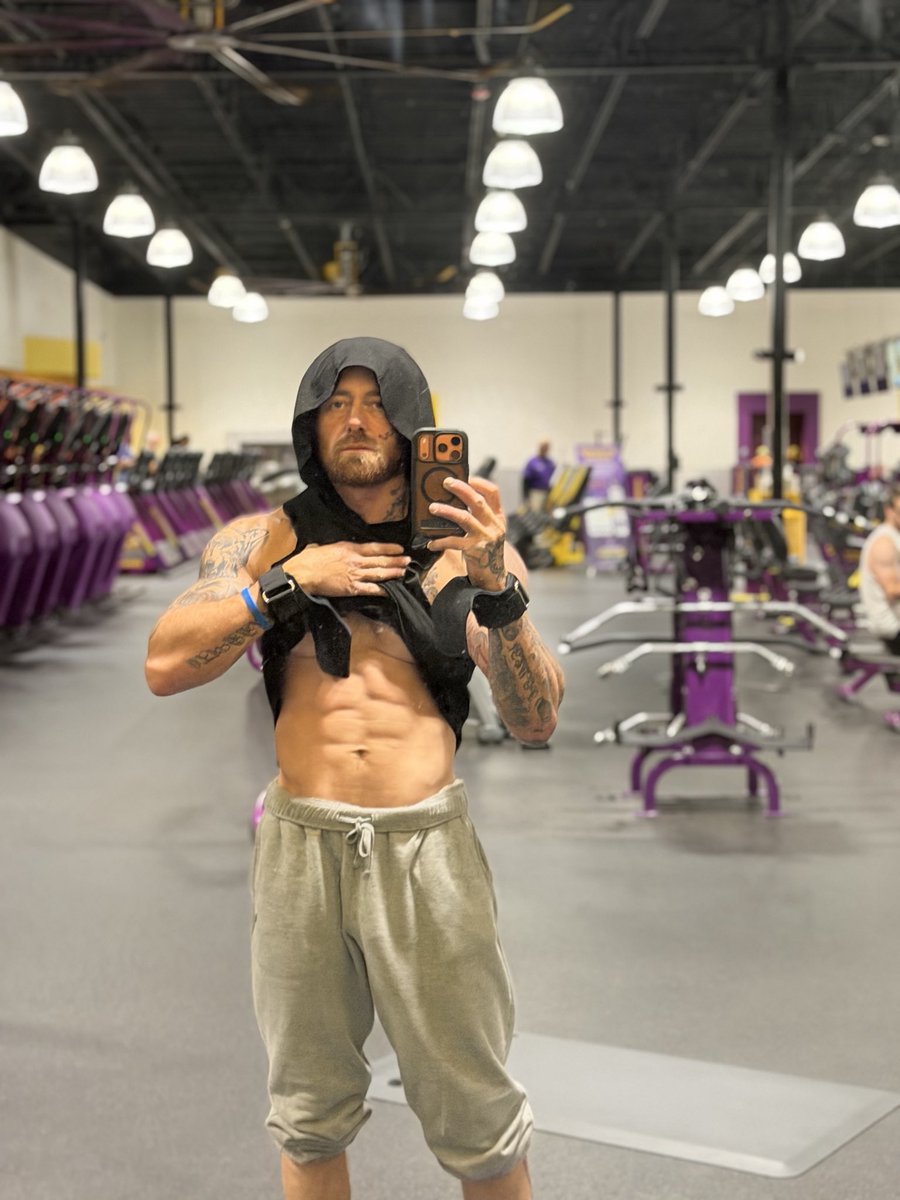 nottheone4u's tweet photo. Just a lil tease #gym #sell #selling_content #hunk https://t.co/eQwtmnJBdr