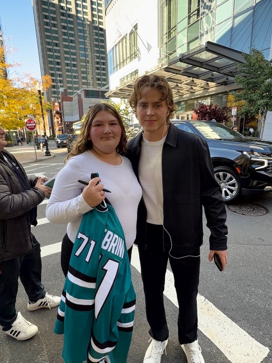 willmackupdates's tweet photo. New photo of Will with a fan yesterday in Boston.

https://t.co/c5MxopAm1h https://t.co/0ZF7tRNwK0