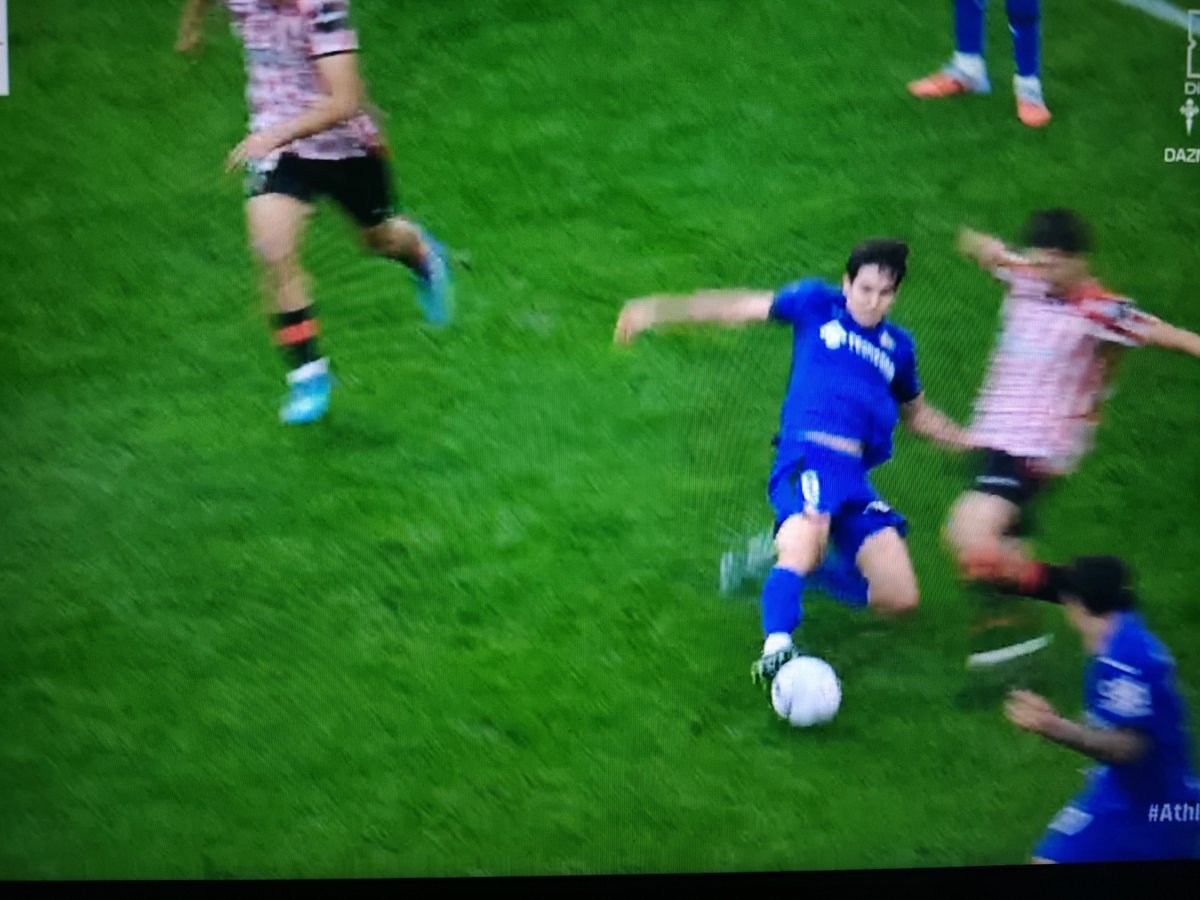 Natxo_99's tweet photo. Esto ha sido roja para Mario Martín..., luego te tienes que creer a Fran Soto diciendo que el arbitraje español es el mejor del mundo

🤮 VERGÜENZA DE LIGA 

Está acción no eclipsa el partido nefasto de cara a portería del conjunto azulón... https://t.co/L2Yt4IhBxH