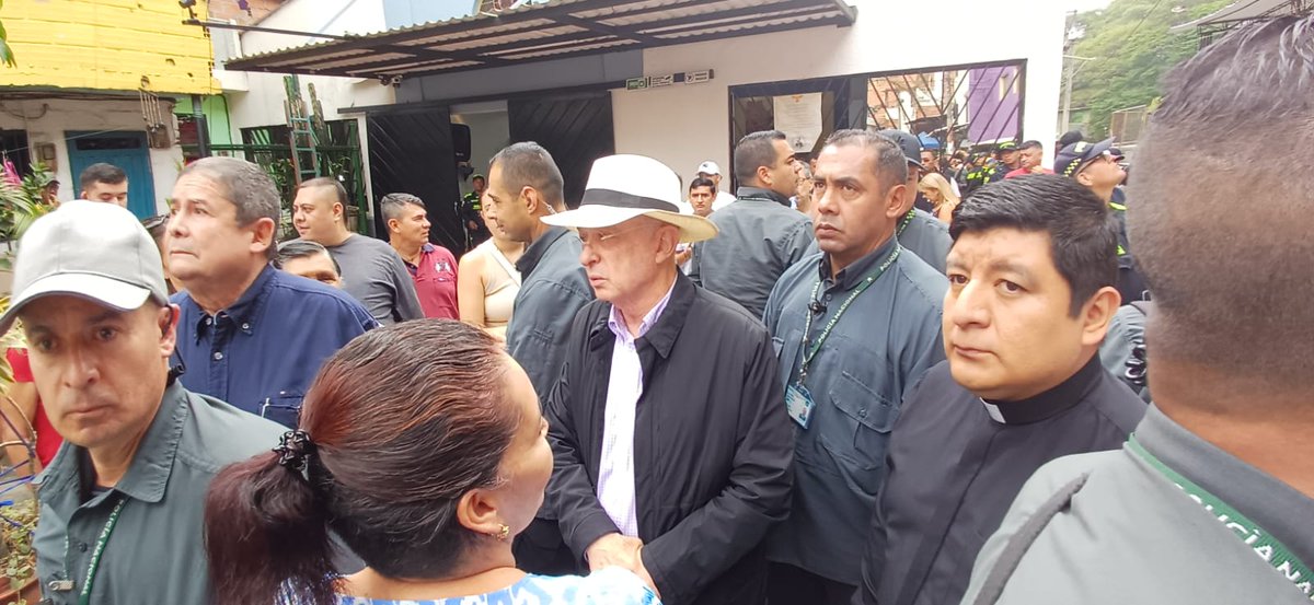 CeDemocratico's tweet photo. El expresidente Álvaro Uribe Vélez, acompañado de corporados del Centro Democrático, recorrió el sector de La Iguaná, en Medellín, afectado por las recientes lluvias.

Un recorrido para escuchar a la comunidad, expresar solidaridad y acompañar a las familias afectadas, siempre con la disposición de ayudar.