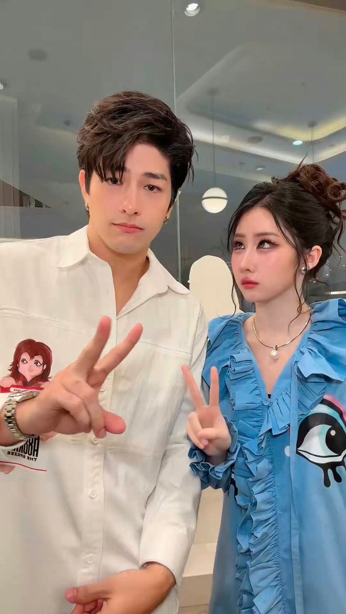 rosales38756's tweet photo. Brother Luke handsome with cutest BABE YOKO APASRA 

APASRA HOOKS EFW26 
#YokoatEFW26ICONSIAM https://t.co/aVxCbRSxnQ