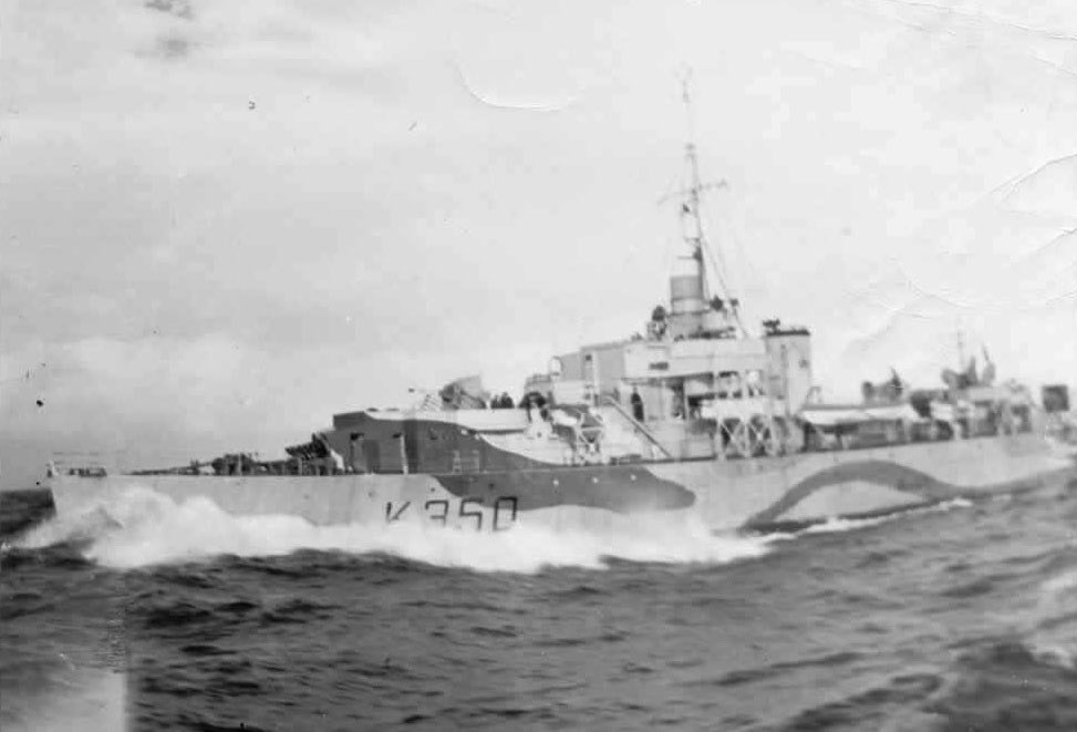 CdrEricson's tweet photo. River class frigate HMCS Cape Breton (K 350) T/Lt.Cdr. Alexander McAllister McLarnon, RCNR: Commissioned 25.10.43.

Built by Morton Engineering and Dry Dock Co. Quebec City, Quebec.

Off the North Cape ‘44. https://t.co/HfHFRJHf4f