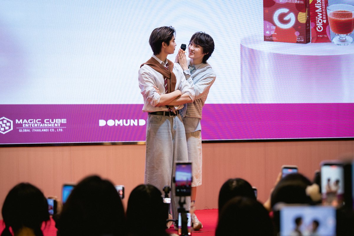 DomundiTV's tweet photo. ขอขอบคุณ “GLOWMIX” ที่ให้เกียรติ “โทมัส” @tthomastc และ “ก้อง” @kongjiro_ ได้มาร่วมกิจกรรมในวันนี้นะคะ 🥰

ขอขอบคุณแฟน ๆ ทุกคนที่มาเจอกัน รวมถึงแฟน ๆ ที่ส่งกำลังใจมาให้ทั้งสองคนด้วยนะคะ 🫶🏻✨️

#GLOWMIXwithTMK https://t.co/x0JwuJdXoF